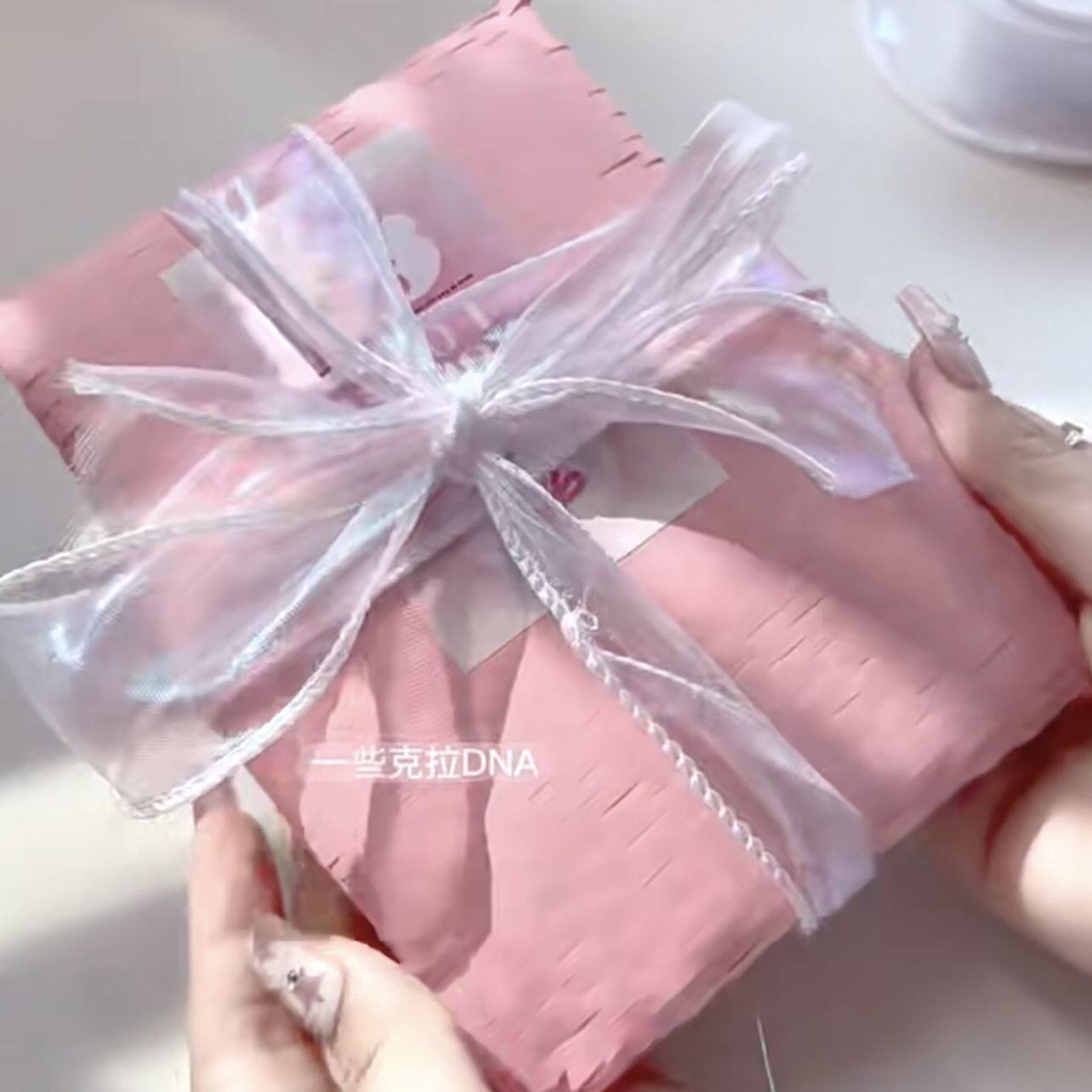 고급스러운 스타일의 중공 벌집 종이 카드 포장 및 배달 포장 선물 포장 충격 방지 보호 포장지