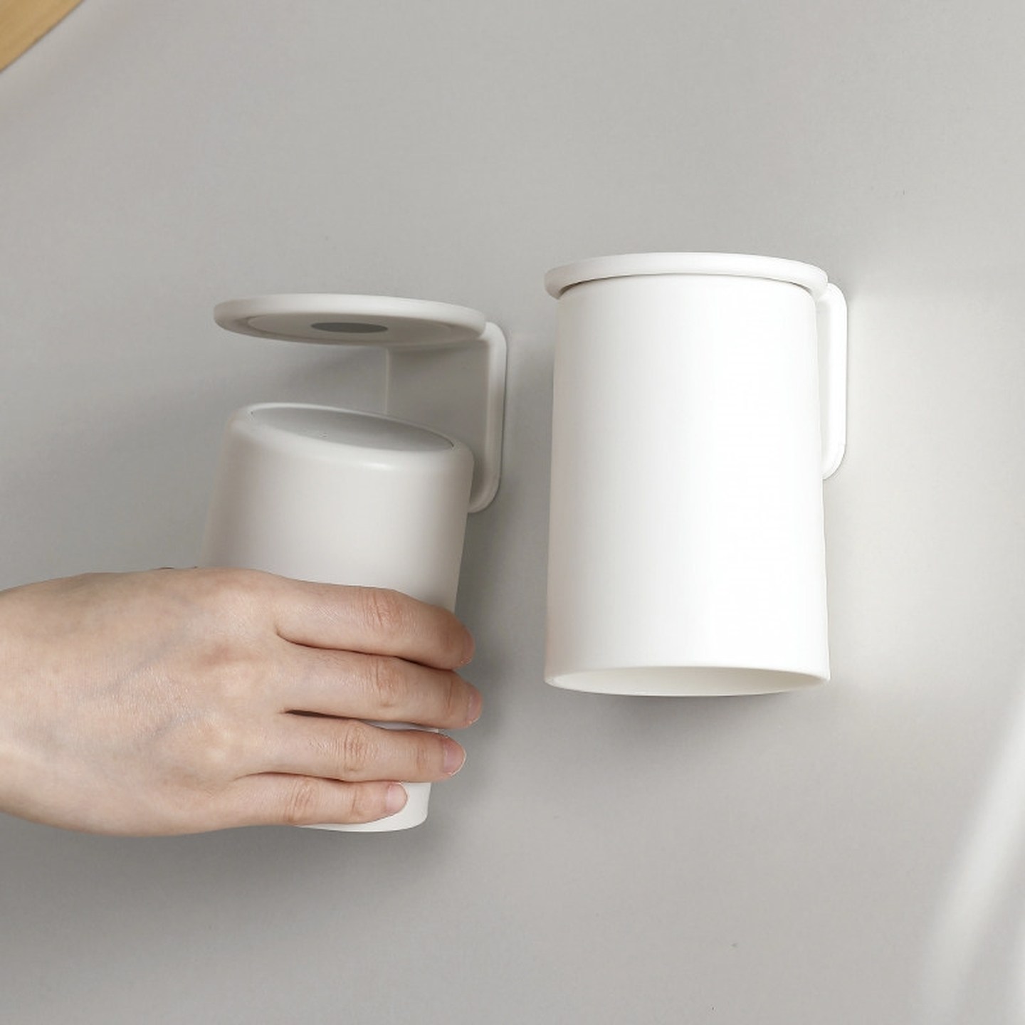 磁吸式漱口杯置物架壁挂式刷牙杯家用倒挂电动牙刷挂架免打孔防霉