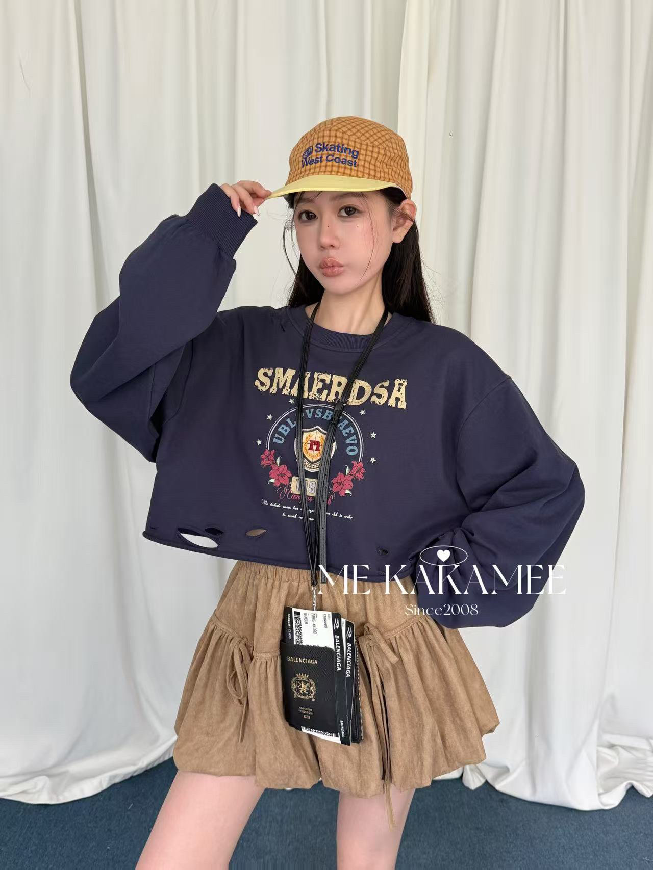 ME KAKAMEE秋新品美式复古徽章破洞设计感短款卫衣上衣女9675