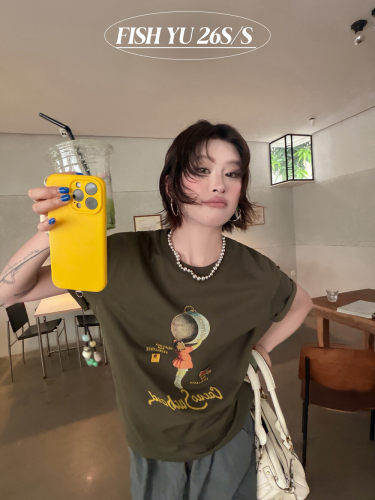 FISH YU美式复古巧克力女孩举罐印花手写体字母正肩圆领短袖T恤女