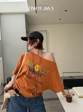 YU夏新款韩版美式复古字母白墨印花斜肩设计感短袖T恤626139