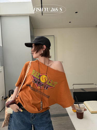 YU夏新款韩版美式复古字母白墨印花斜肩设计感短袖T恤626139
