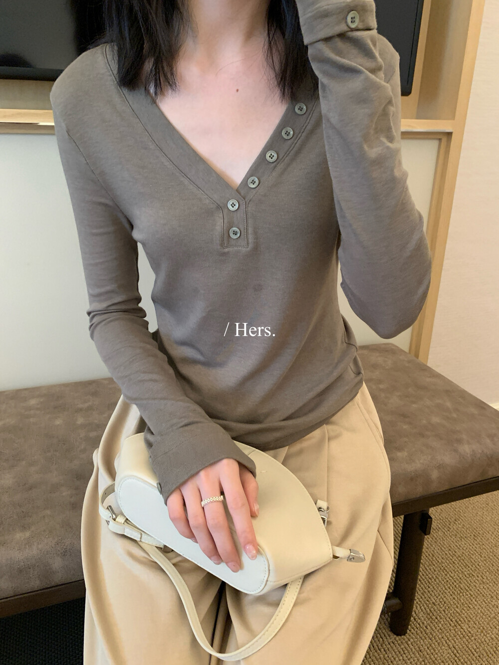 Hers早秋新款韩版领口小亮点V领纽扣正肩打底衫长袖T恤女上衣