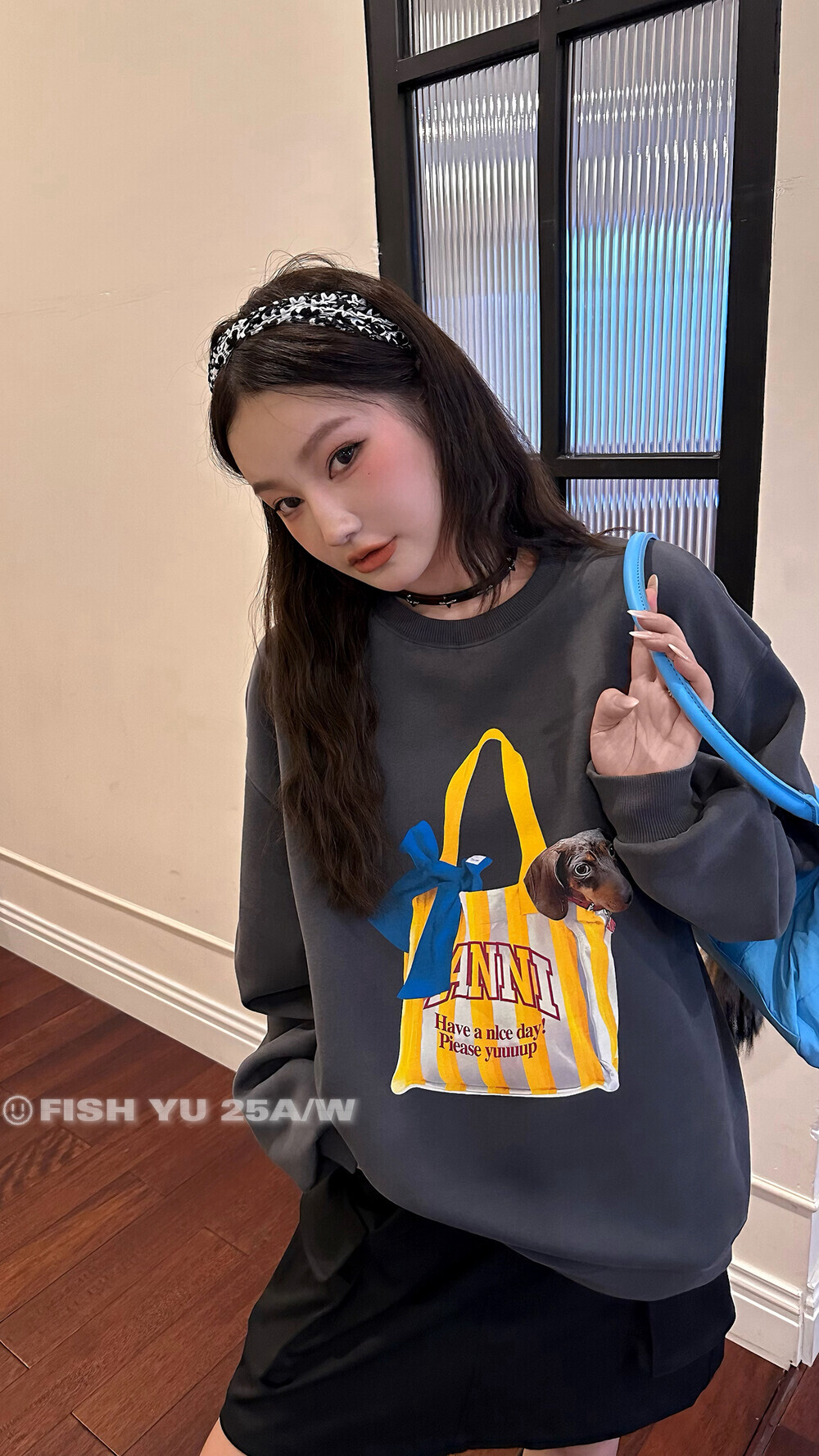 YU冬趣味腊肠犬撞色条纹包图案印花复合银狐绒宽松圆领加绒卫衣