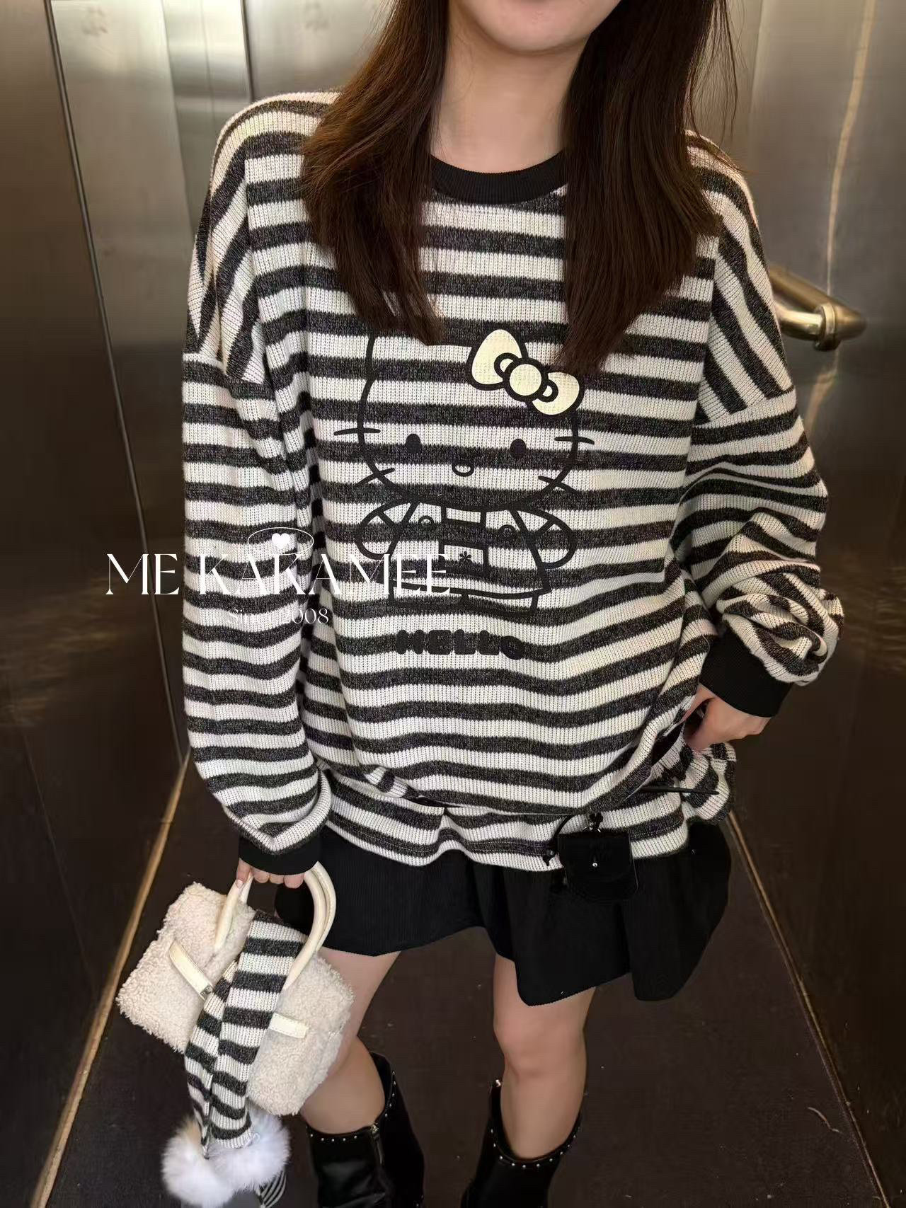 ME KAKAMEE秋新品喷画KT加绒条纹卫衣配毛球卫衣配可拆披肩9751