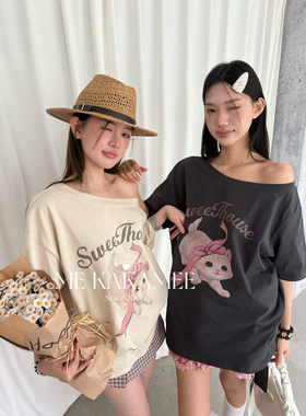 ME KAKAMEE夏新品甜酷猫咪喷画斜肩宽松大版短袖T恤上衣女S3893