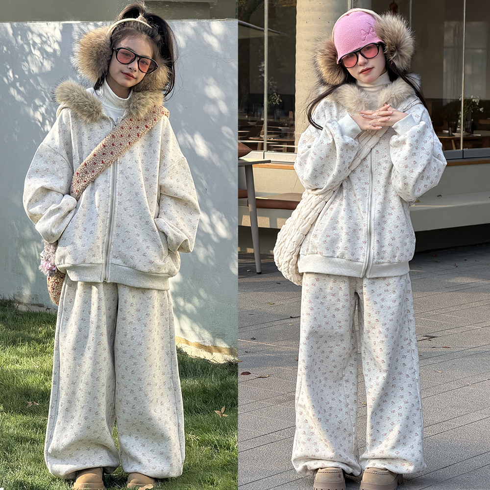 冷大娘中大童加绒毛领碎花套装