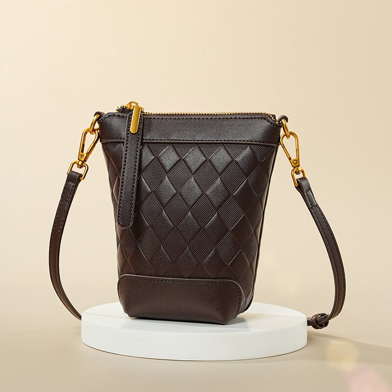 日系白色夏季真皮斜挎包小巧轻便女式新款牛皮竖款迷你小包手机包