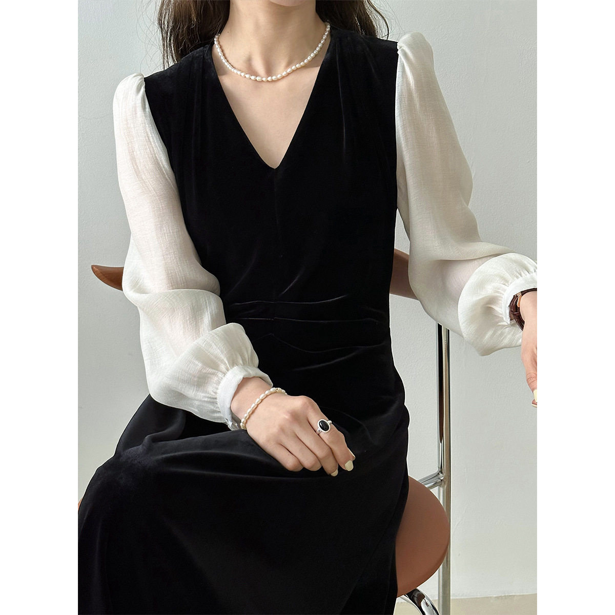 法式黑色聚酯纤维连衣裙子女夏季2024新款小众收腰显瘦拼接短裙