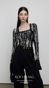 ROEYWANG 高级植绒印花弹力修身T恤方领微喇喇叭长袖打底衫上衣女