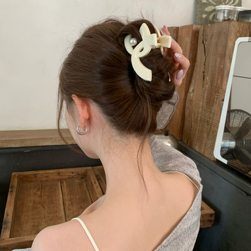 优雅气质小香风抓夹女高级感珍珠交叉发抓法式小众设计鲨鱼夹发饰