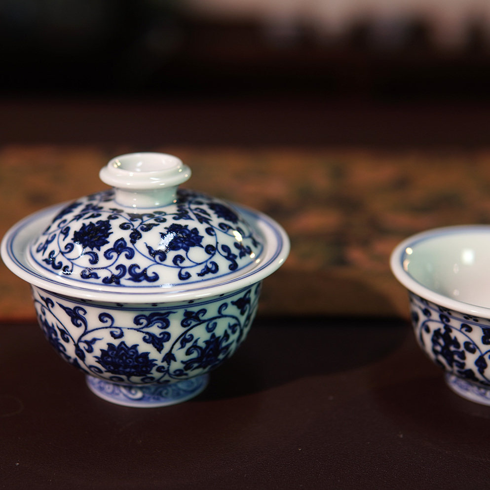 手工手绘青花缠枝莲盖碗