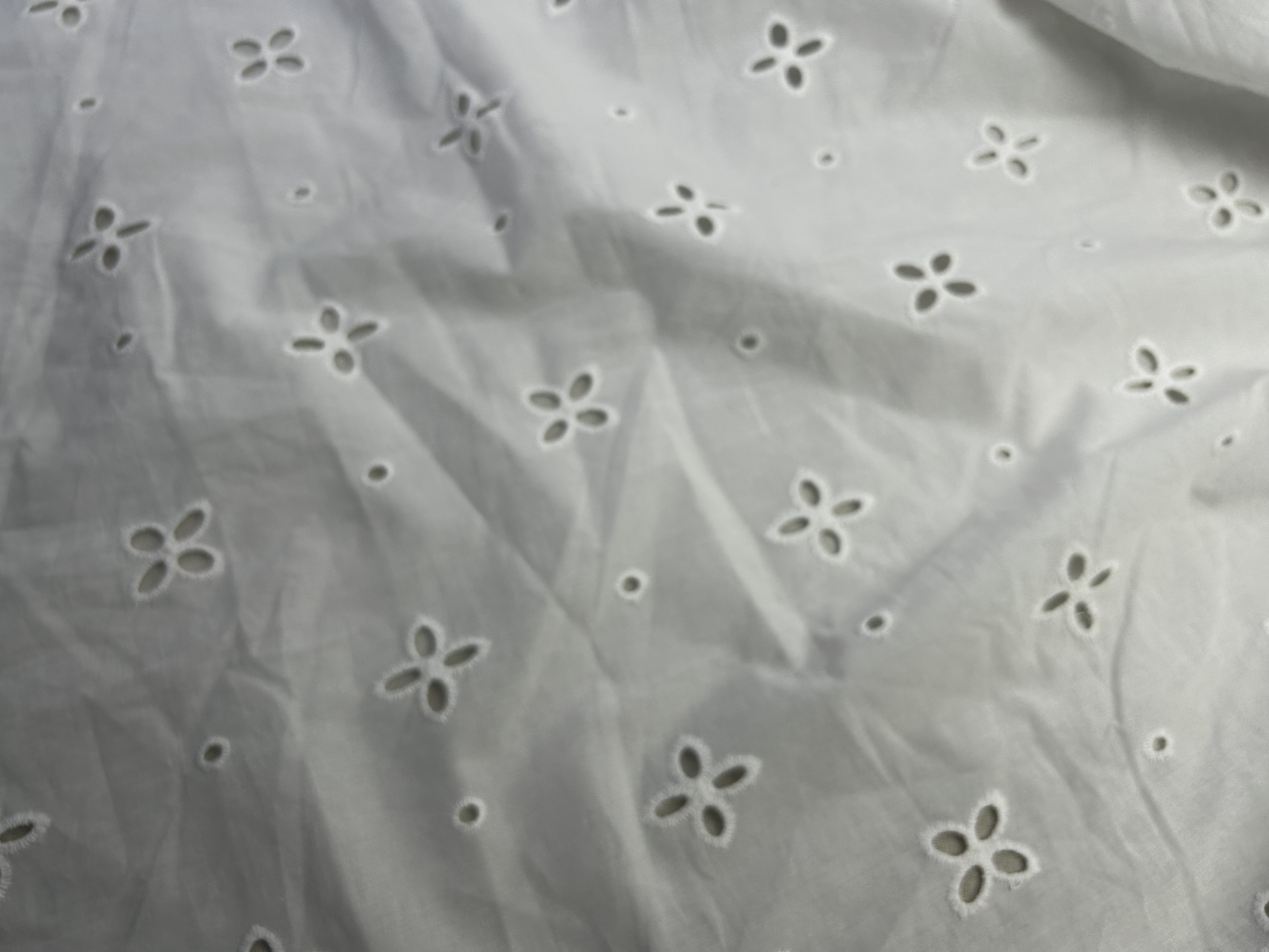 1.1乘0.59米左右30元邮5G1115纯棉府绸镂空绣花面料无弹力裁片