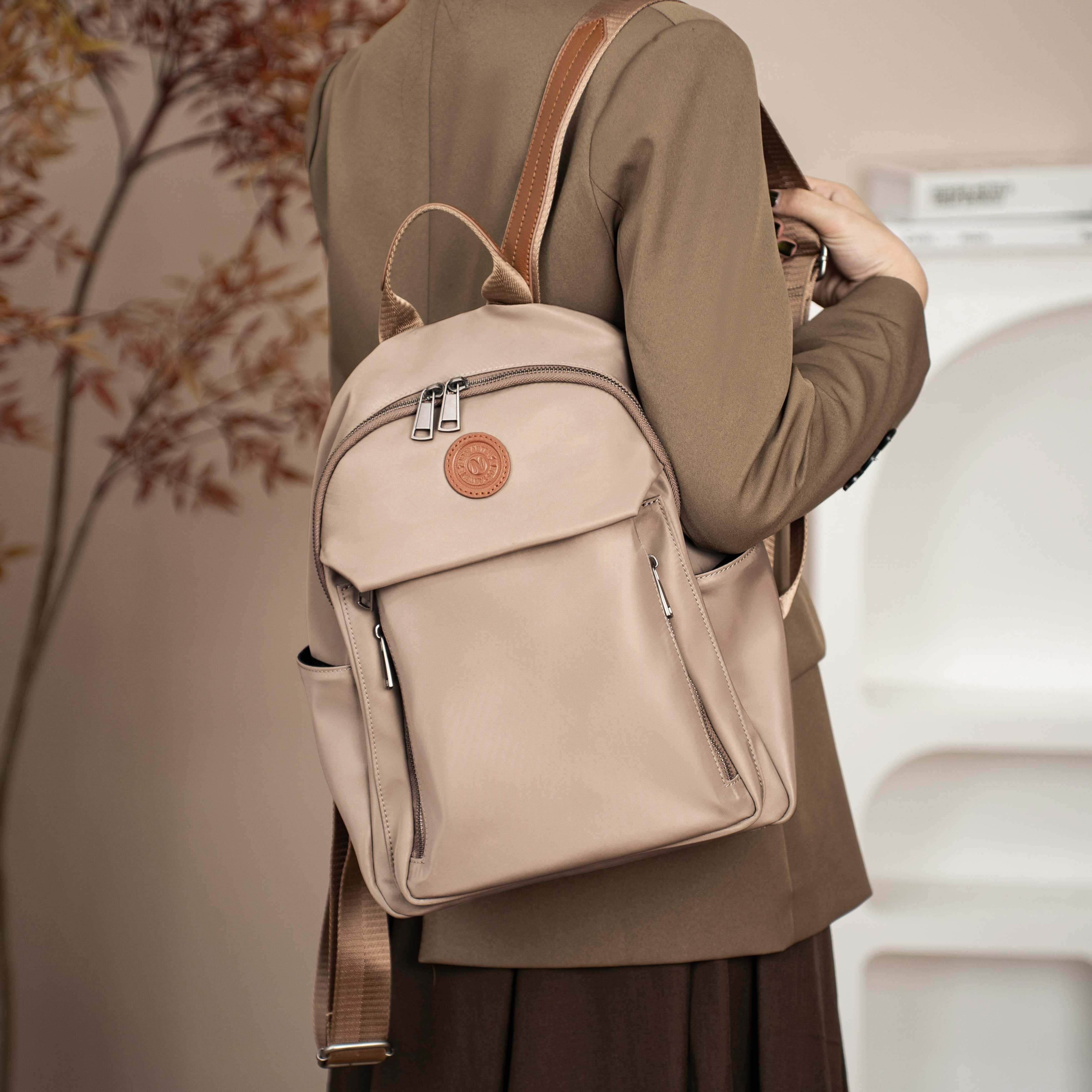 新款时尚百搭女士双肩包轻便大容量休闲通勤多功能背包BL625351ZB