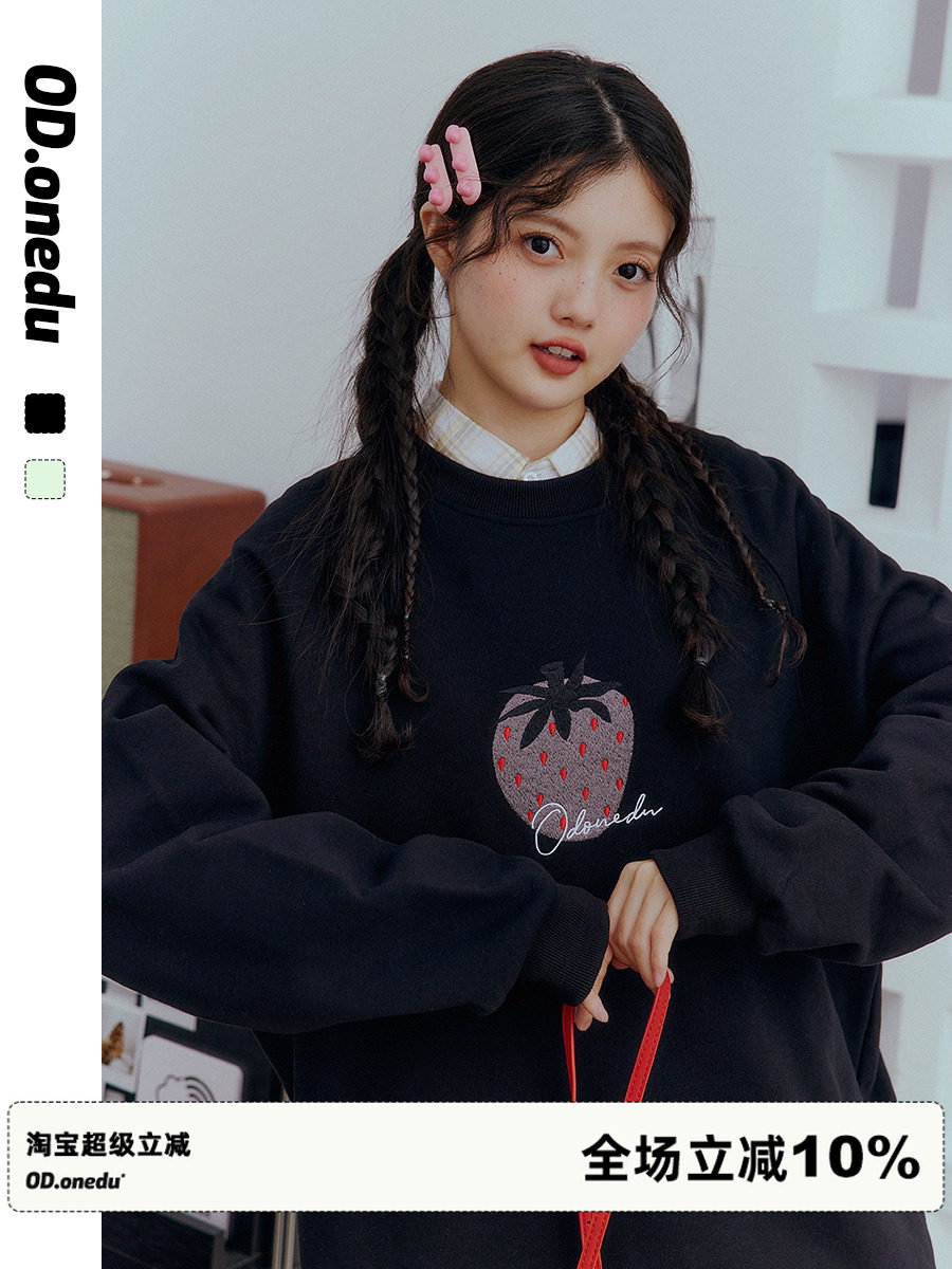 ODonedu草莓刺绣圆领毛圈底长袖卫衣女休闲简约黑色宽松慵懒上衣