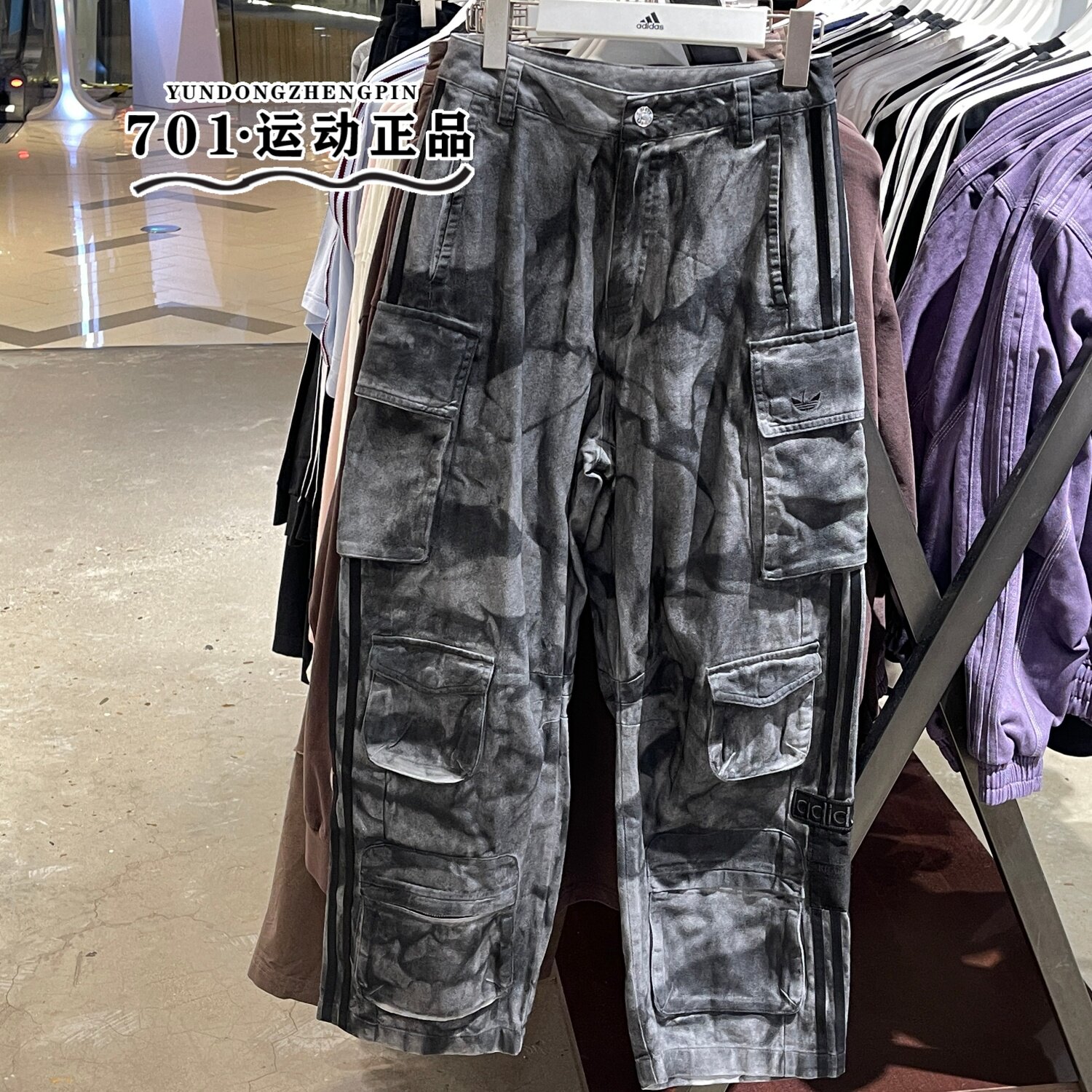 阿迪达斯三叶草女子迷彩工装裤三条杠时尚潮流休闲直筒长裤IW5537