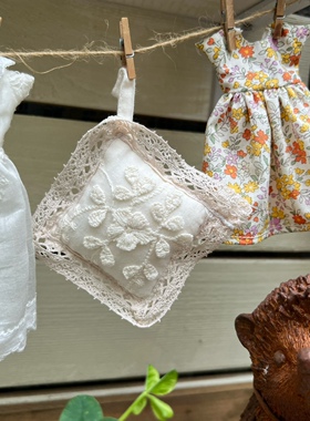 纯手工迷你微缩娃娃枕头全棉精工刺绣小枕头本色坐垫靠垫8CM左右