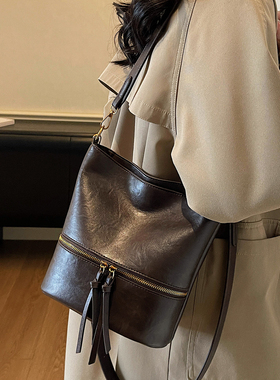 高级感手提包包女2026新款冬大容量时尚通勤水桶包百搭单肩斜挎包