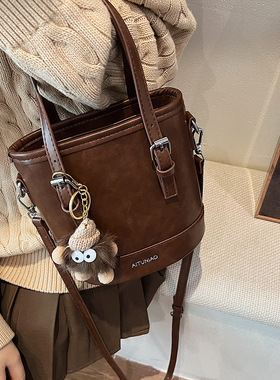 秋冬复古手提包包女2026新款时尚百搭单肩斜挎包高级感爆款水桶包