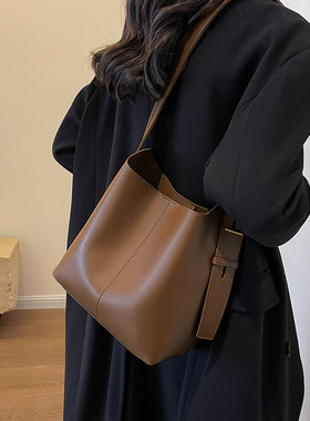 今年流行包包女士2026新款时尚百搭单肩斜挎包高级质感通勤水桶包