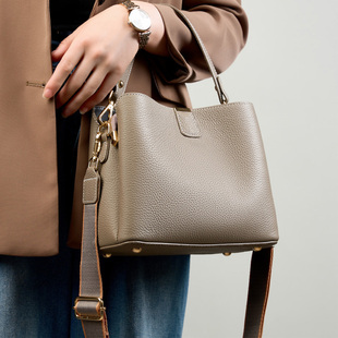 2025新款头层牛皮手提水桶包多夹层双肩带宽带斜跨托特包真皮hobo