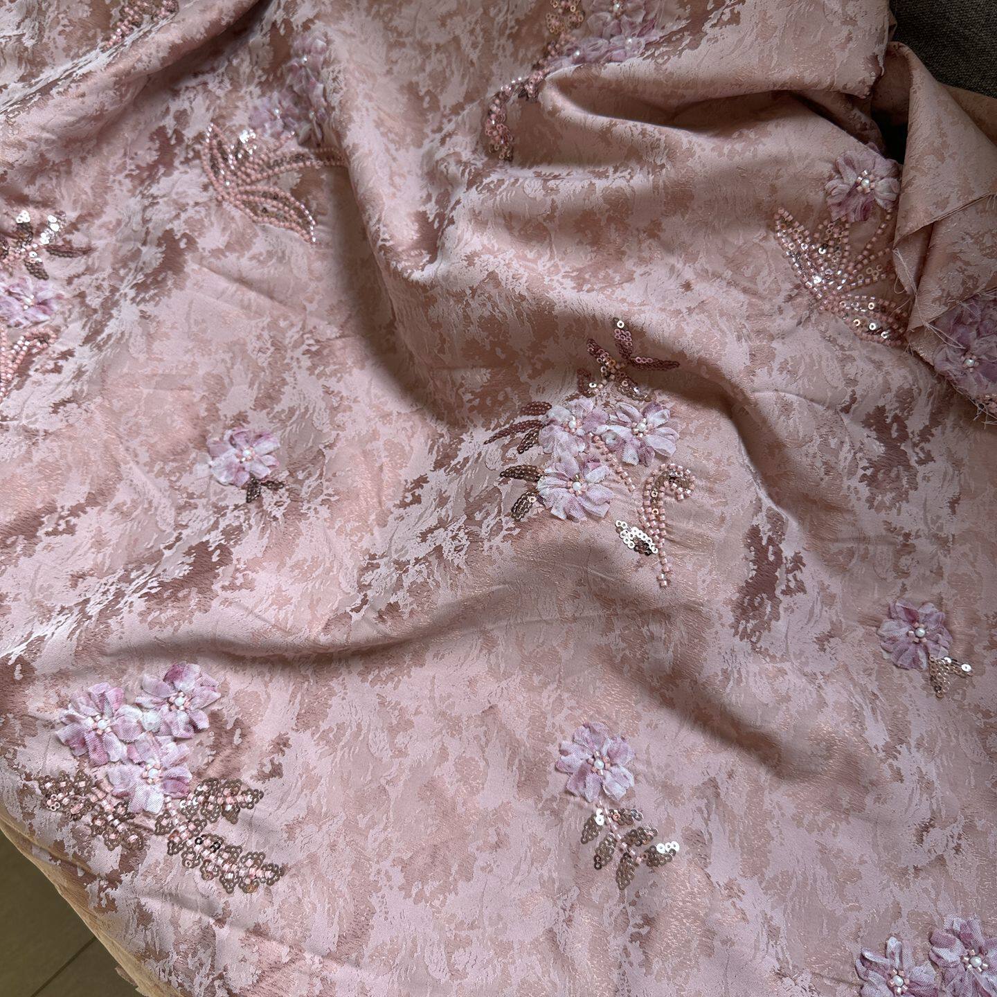 新中式皮粉色段面提花布料盘带珠片刺绣布艺旗袍上衣服装面料