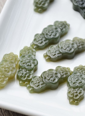 天然无优化和田玉雕刻梅花牌手牌
