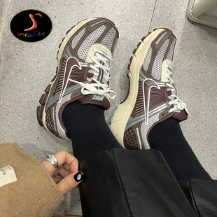 ZOOM FD9920 VOMERO 女子复古潮流防滑耐磨透气跑步鞋 022 NIKE