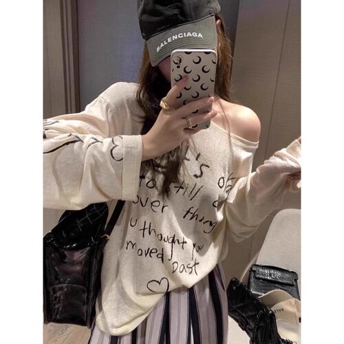 夏季美式字母印花斜肩长袖t恤女季宽松露肩薄款防晒罩衫空调0412d