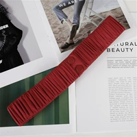 Красный (на пуговицах), длина 66 см.