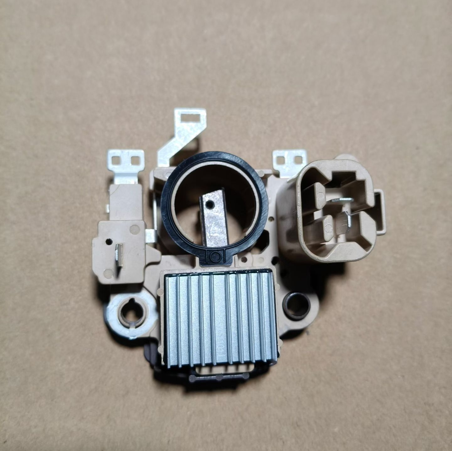 适用于海斯特马自达三一75五十铃耶尔叉车三菱发电机调节器