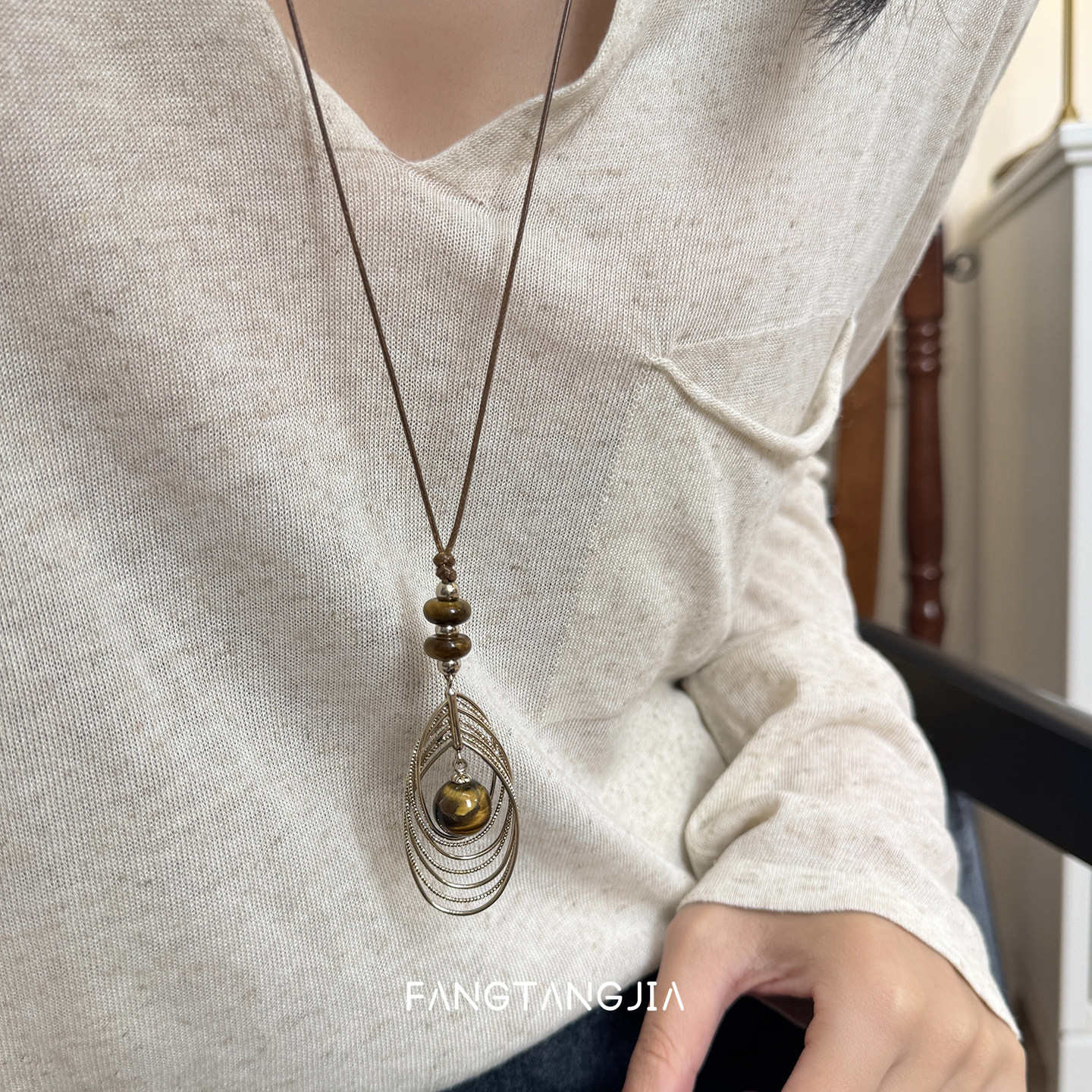 方糖家 秋冬高级感美拉德咖啡金雀羽虎眼石毛衣链2025新款项链女