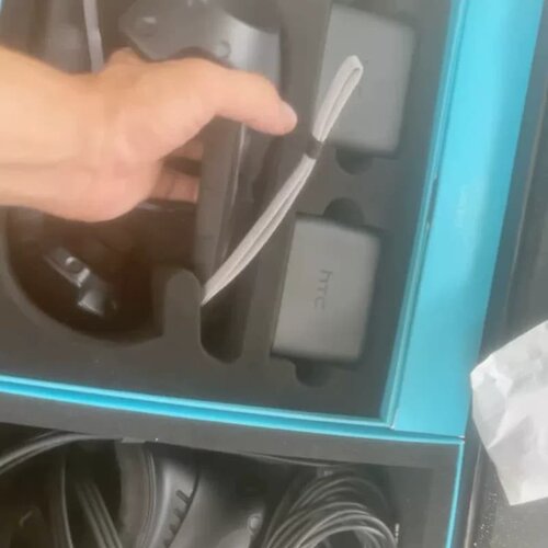 HTC+VIVE+VR头显，成色如图，使用次数少，配件齐全。--议价商品