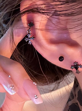 辣妹暗黑色系十字架耳钉女钛钢养耳洞防过敏免摘耳骨钉高级感耳饰