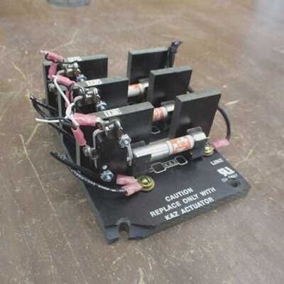 Buss Fuse Block 27883 3P w 3 TI600 Fuses *Chipped Corner* Us