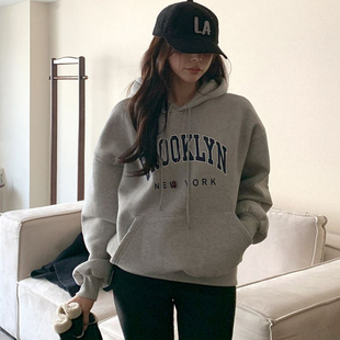 女装 韩国代购 袋鼠兜帽链子字母宽松卫衣 korea Cmy