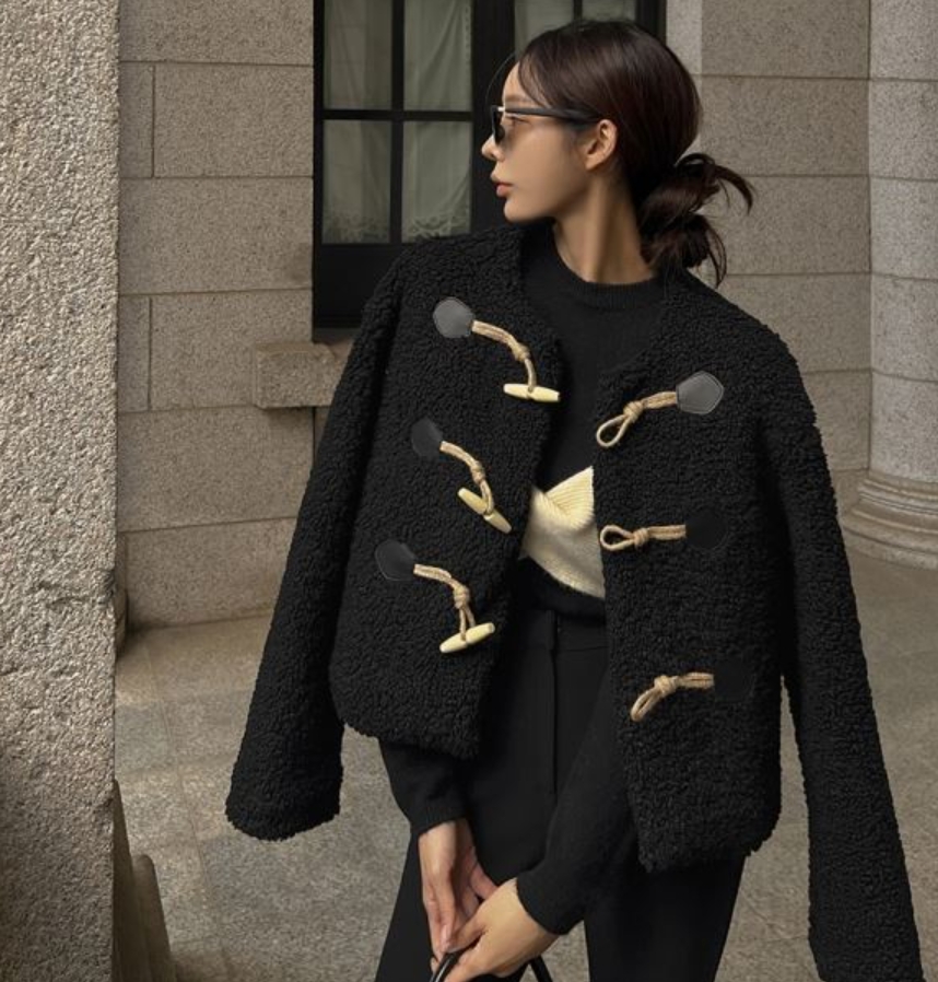 又A又时髦毛绒羊毛卷牛角扣外套