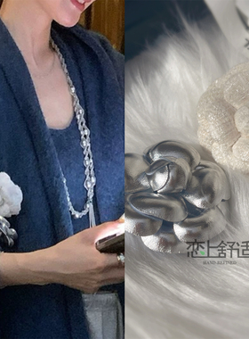 达人欧阳同款银色皮质山茶花胸针