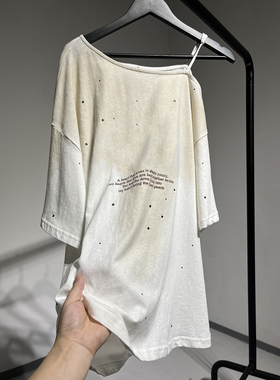 060406G识体店原C木巨990白色字母印花烫钻斜肩吊带宽松短袖T恤女