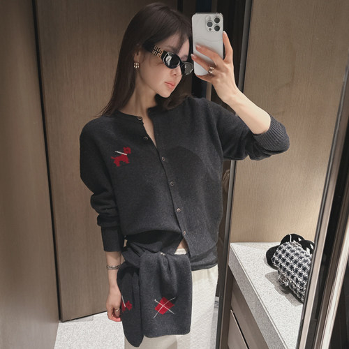 a+tysu 韩国进口官网直邮 冬季  Graphic 图案羊毛围巾开衫套装