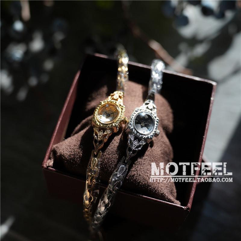 日潮限量版银色方形手表