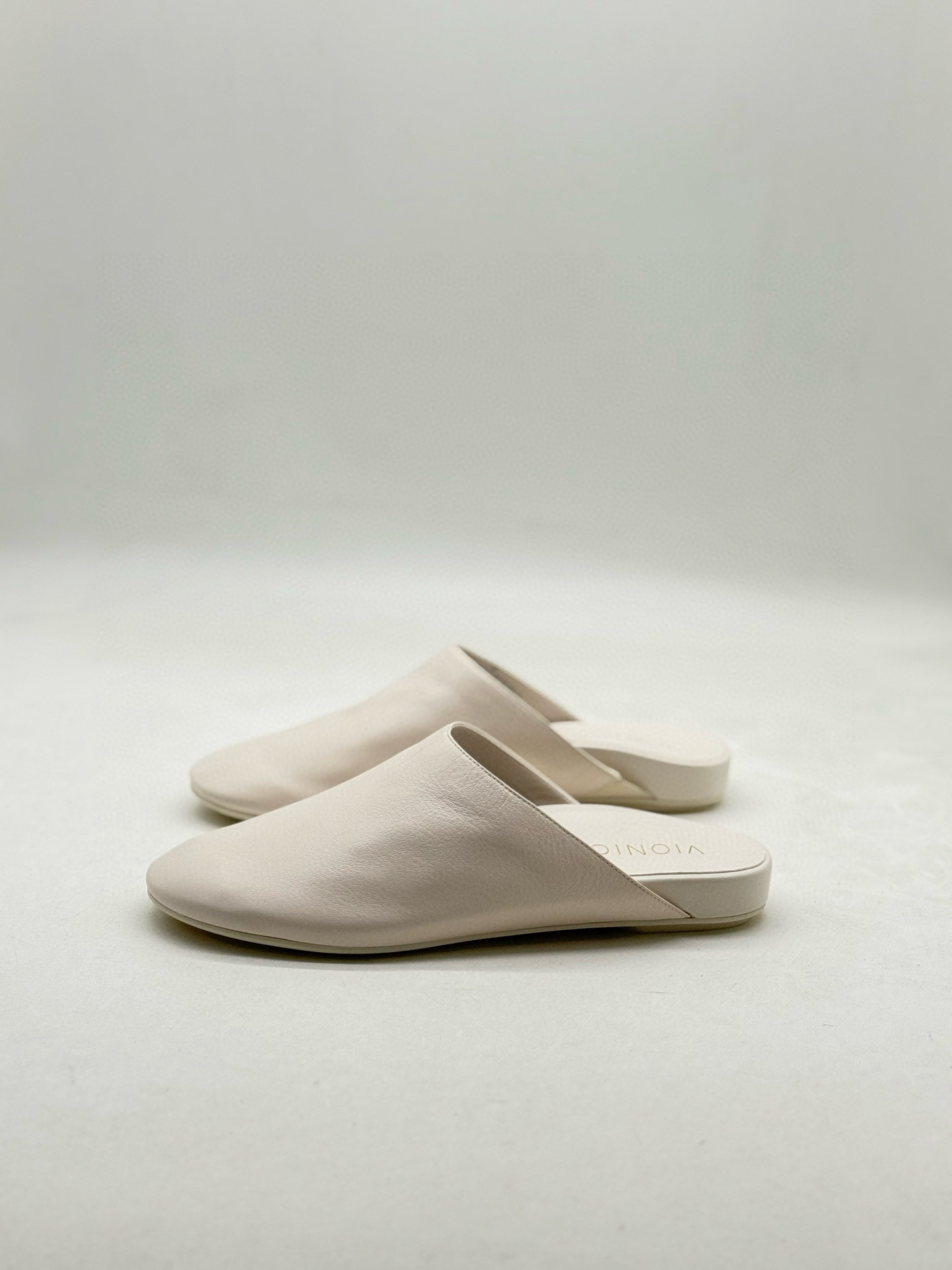 高级柔软白 7码 舒适包头拖 休闲穆勒拖鞋 足弓支撑 羊皮拖鞋 v