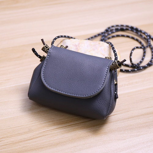 精致头层软牛皮复古格调收纳包