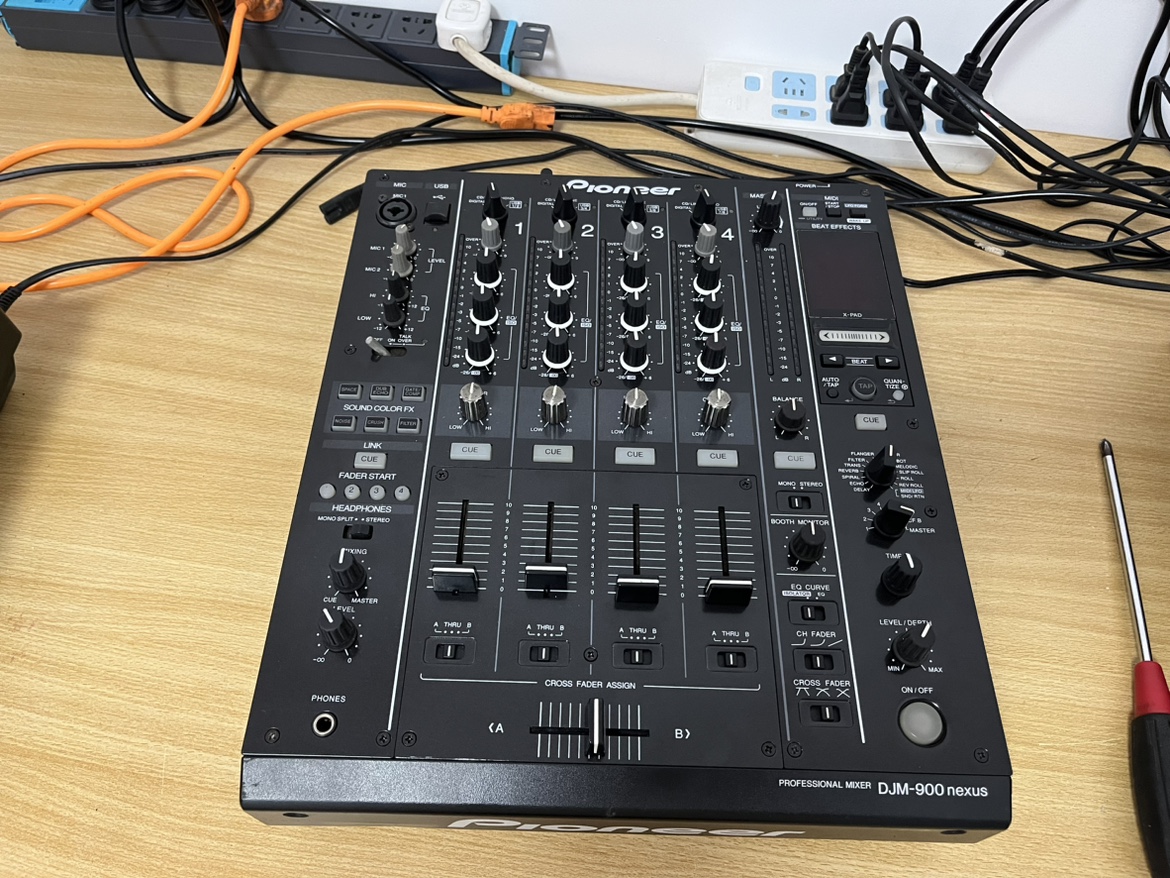 pioneer先锋DJM900nexus混音台一个