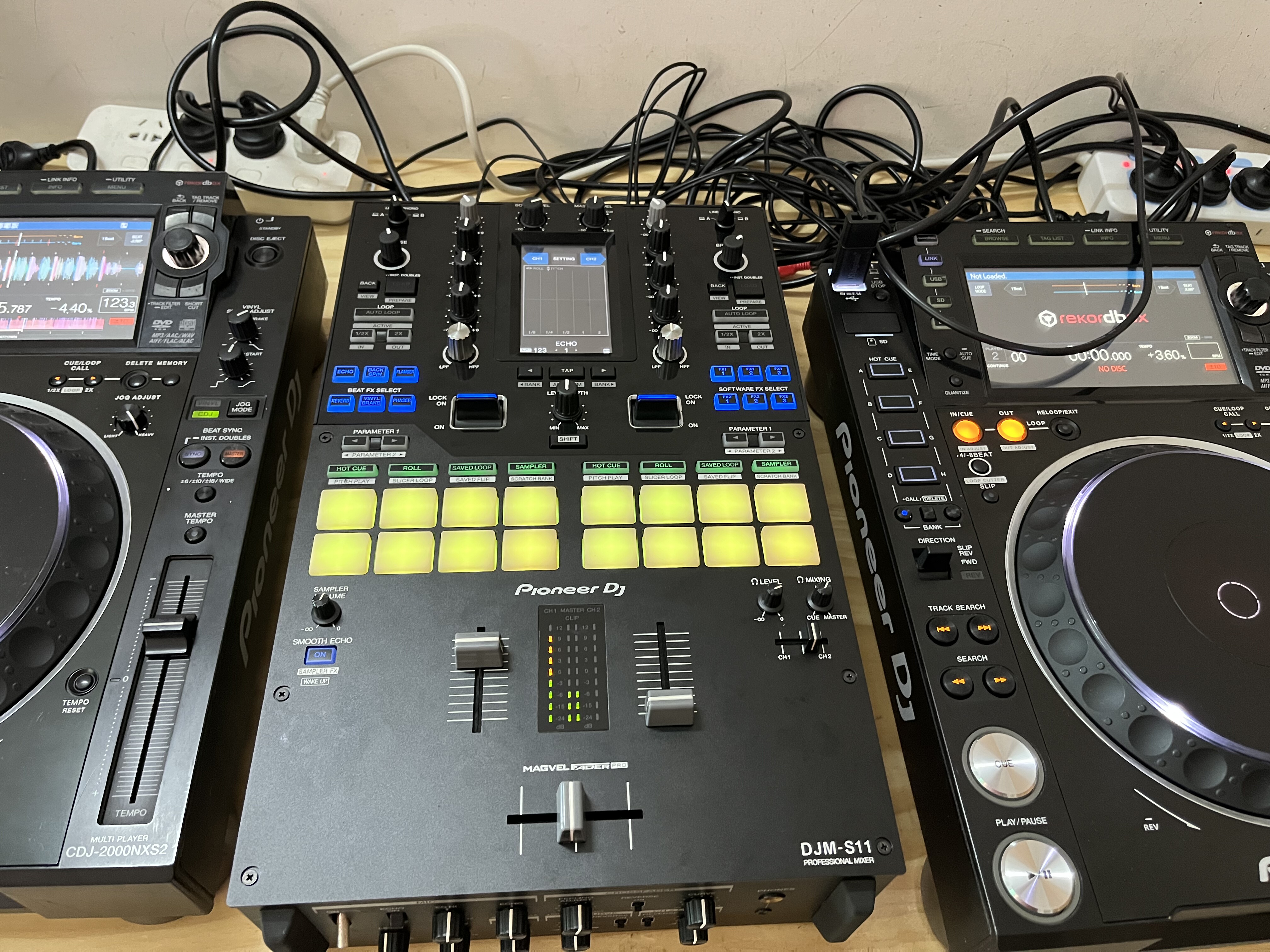 先锋 pioneer DJM-S11混音台DJ搓碟台 内置莱恩波纹显示保修