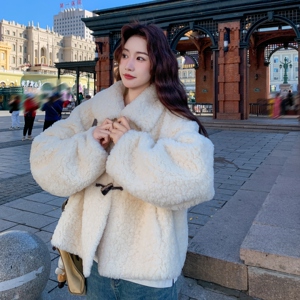 软糯白色牛角扣皮毛一体羊羔毛外套女秋冬2025新款显瘦高级感棉服图片