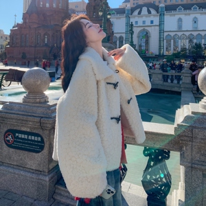 软糯白色牛角扣皮毛一体羊羔毛外套女秋冬2025新款显瘦高级感棉服图片