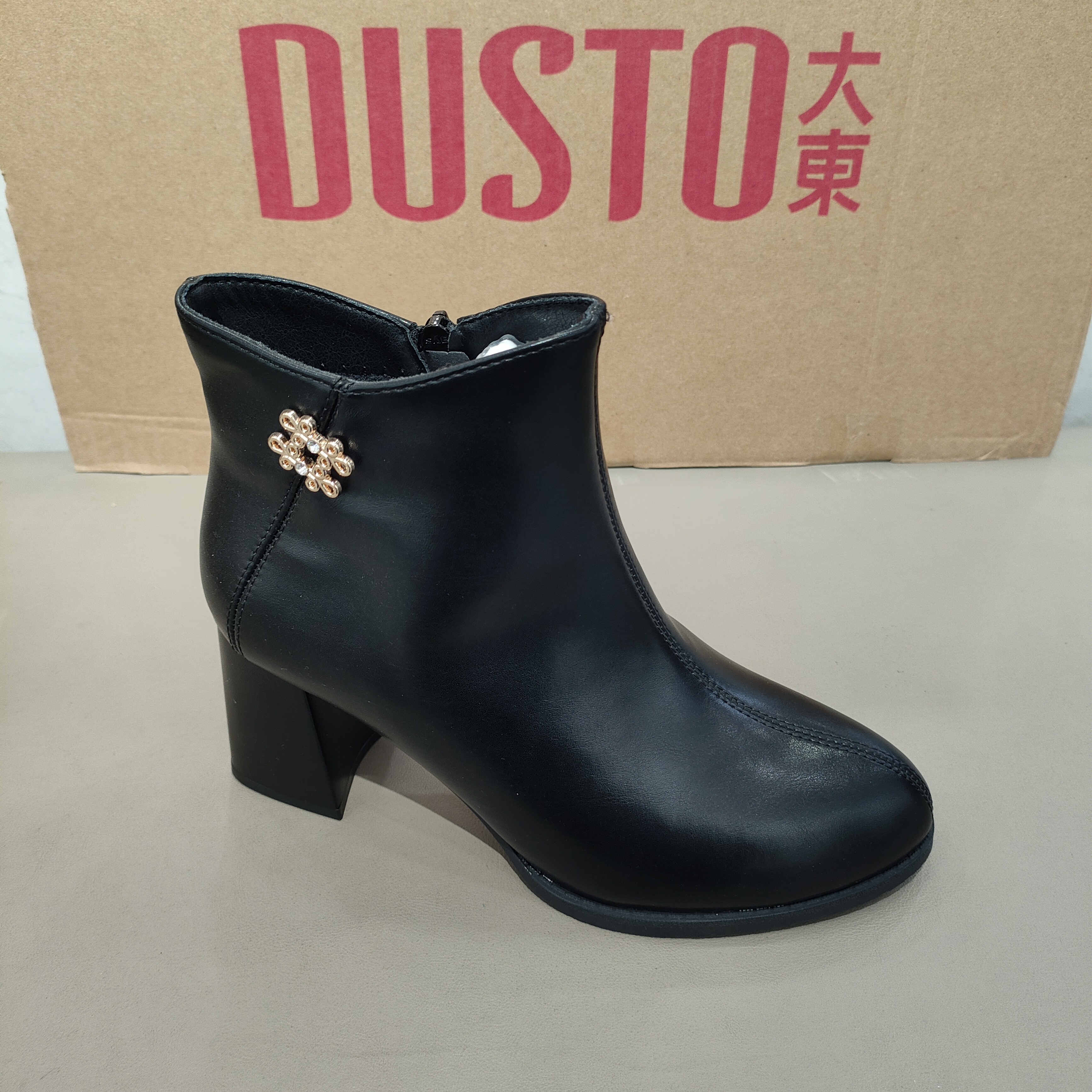 大东加绒女靴2025年冬季新款加绒女士方根舒适保暖女靴子短靴1010