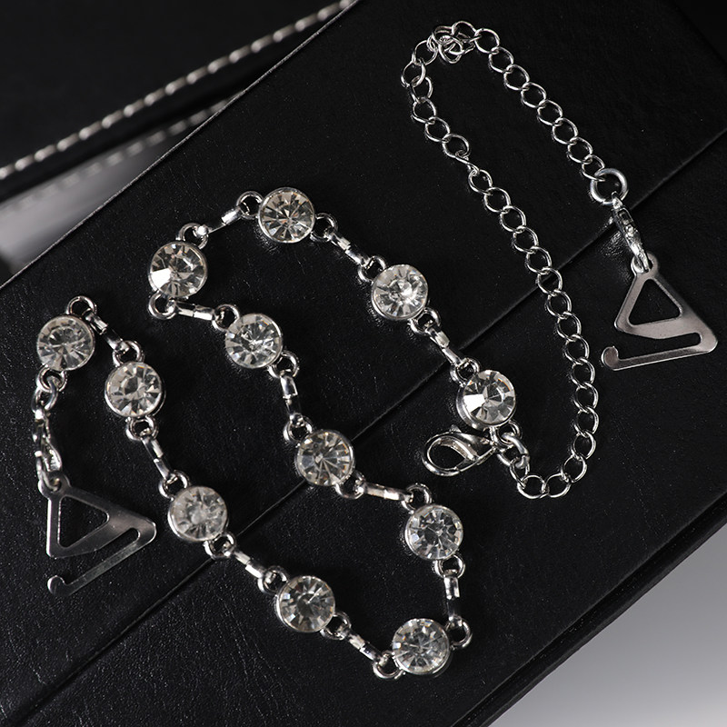 ZHAO LIYINGS MATCHING EPAULETTES ARE DIAMOND-ENCRUSTED CHAIN STRAPS AND THE SUMMER INVISIBLE BRA ACCESSORIES CAN BE WORN OUTSIDE AND UNDERWEAR SUSPENDER DECORATIONS CAN BE EMBELLISHED