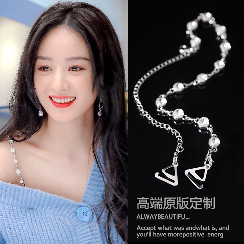 ZHAO LIYINGS MATCHING EPAULETTES ARE DIAMOND-ENCRUSTED CHAIN STRAPS AND THE SUMMER INVISIBLE BRA ACCESSORIES CAN BE WORN OUTSIDE AND UNDERWEAR SUSPENDER DECORATIONS CAN BE EMBELLISHED